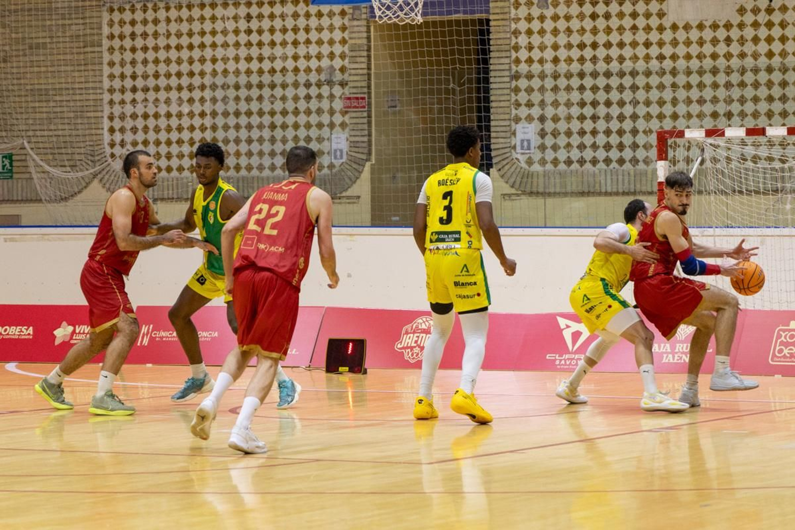 La Salobreja vibra con el derbi de la capital entre Jaén CB y Jaén FS, en imágenes