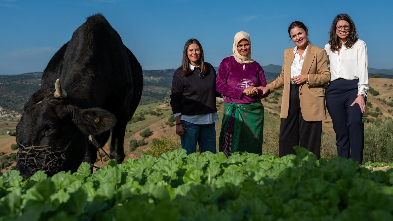 Representantes con una emprendedora en su visita a Marruecos.