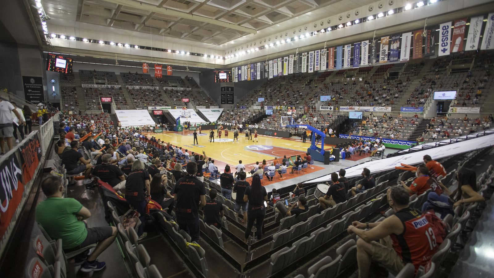 El Palacio de Deportes fue talismán para la victoria de los rojinegros.