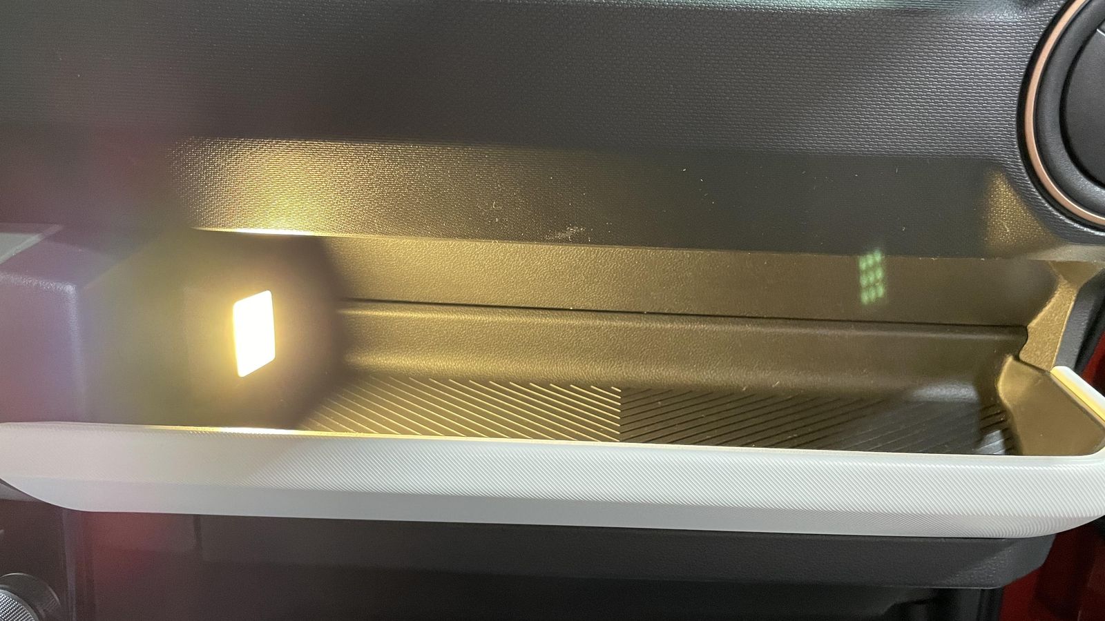 La bandeja abierta -hay otra cerrada de gran tamaño debajo- puede incorporar uno de esos módulos, en este caso una luz, considerados como accesorios..