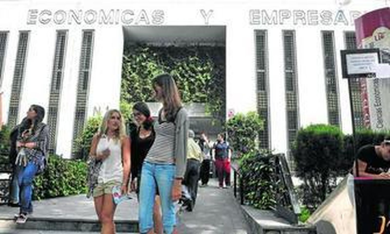 La Facultad de Ciencias Económicas y Empresariales, en la avenida Ramón y Cajal.