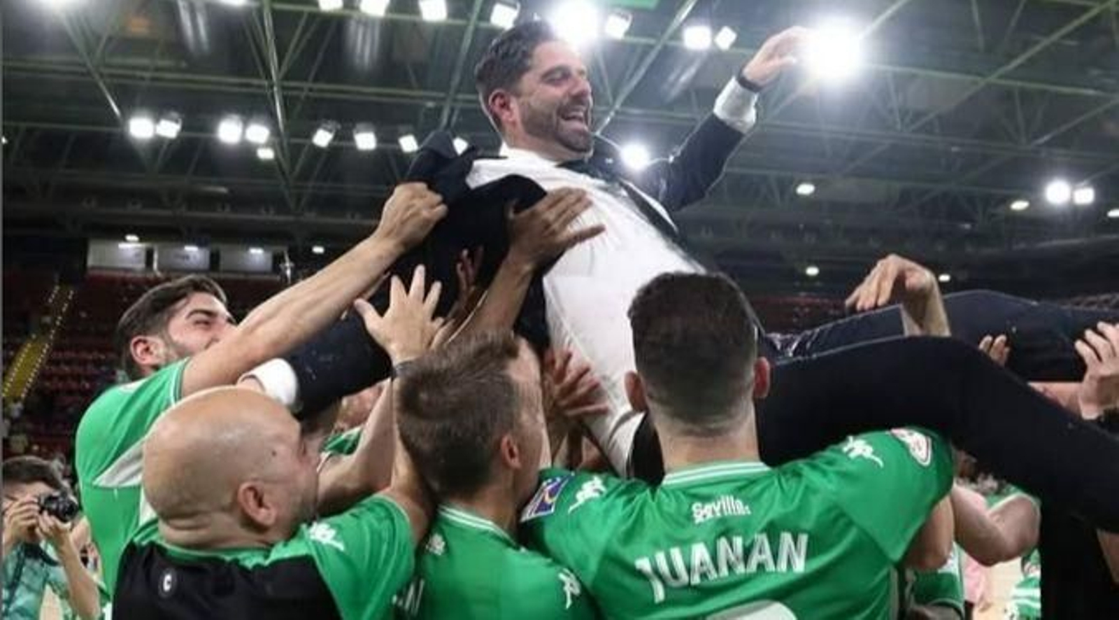 Ramón Martínez balanceado por sus compañeros tras lograr la salvación