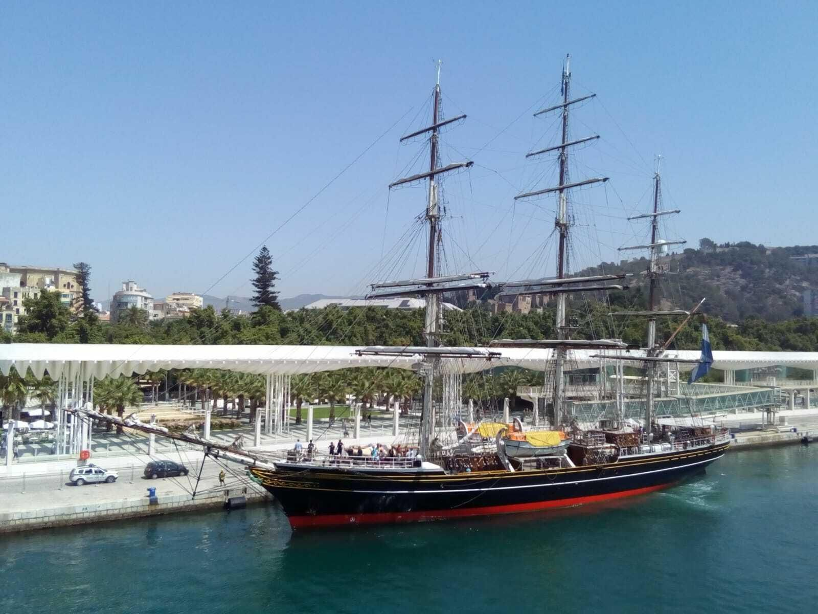 El velero  'Stad Amsterdam' este martes en el puerto de Málaga.