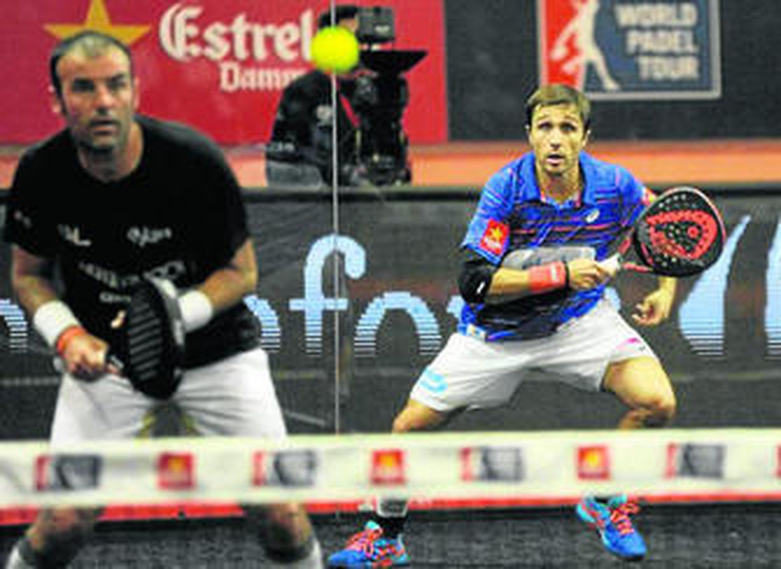 El madrileño Willy Lahoz y el argentino Fernando Belasteguín observan la trayectoria de una bola durante la final de ayer en Bahía Sur.