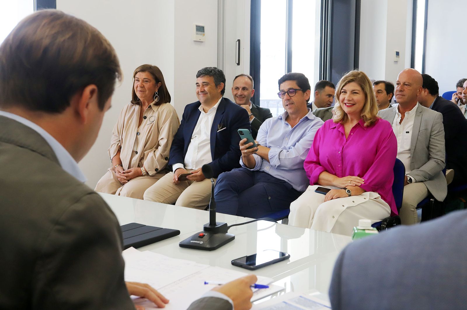 Berta Centeno en primer término durante la reunión de este viernes.