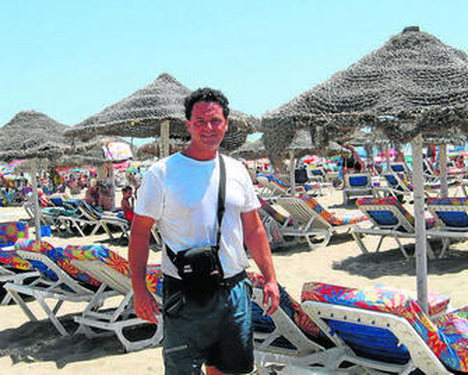 Rafael Blanco ejerce de hamaquero en Fuengirola.