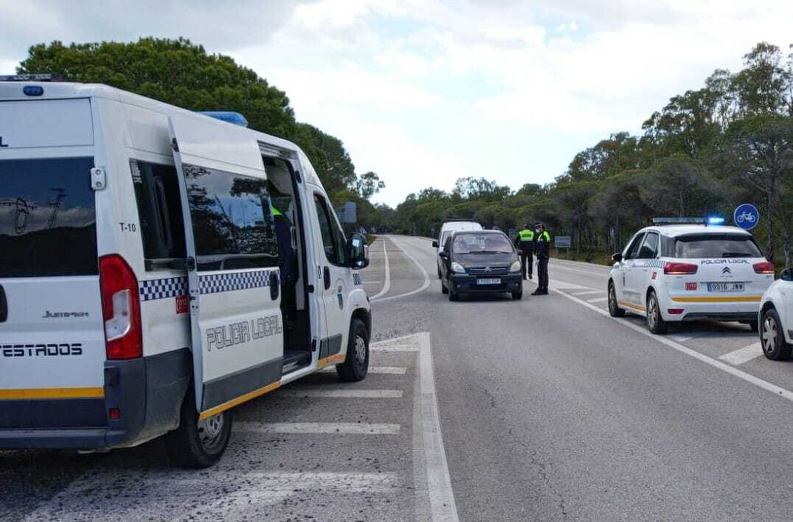 Control policial este fin de semana en una carretera de acceso a la costa chiclanera.