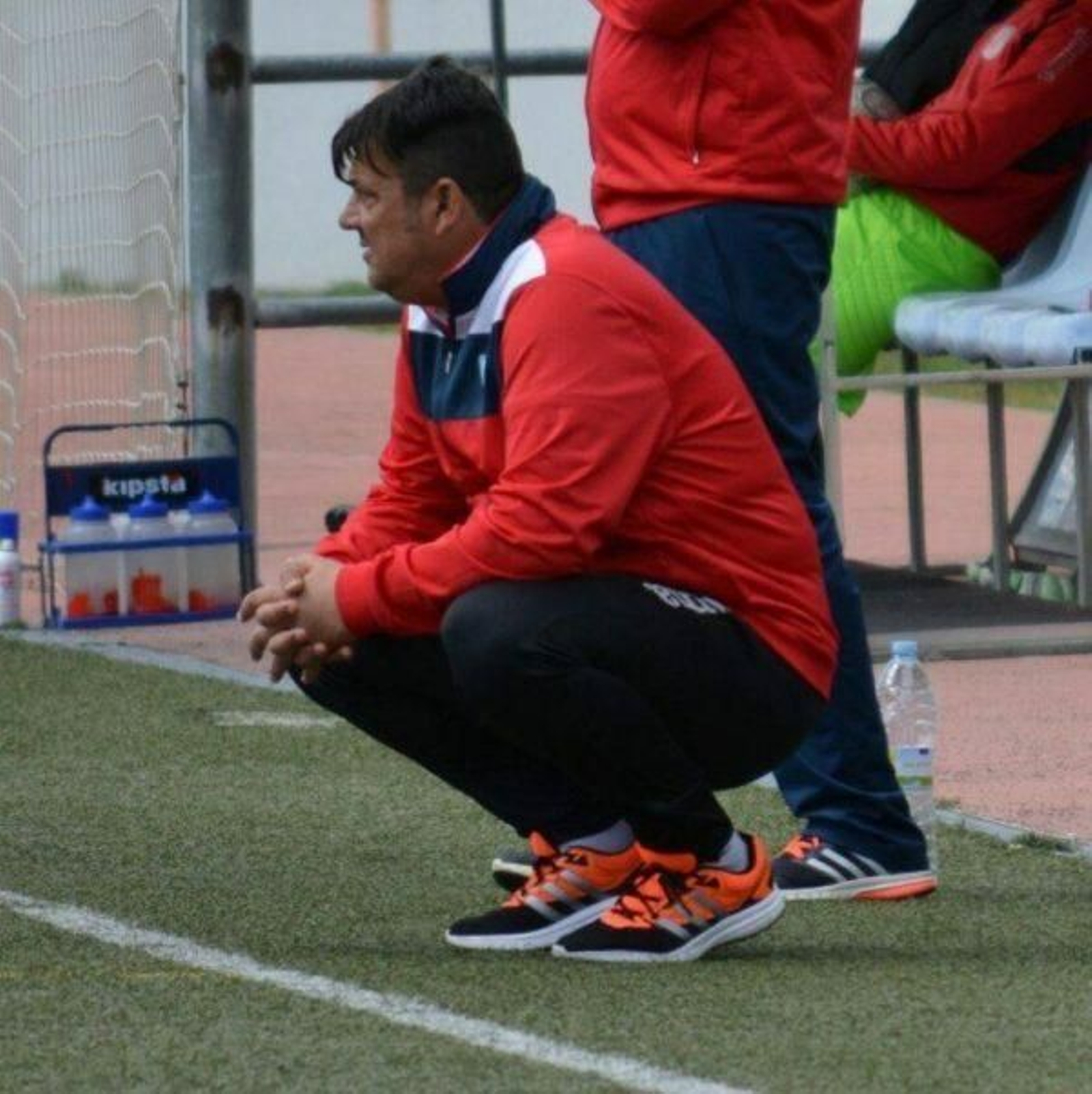 Pery, entrenador del Recre, observa junto al banquillo. Pery, entrenador del Recre, observa junto al banquillo.