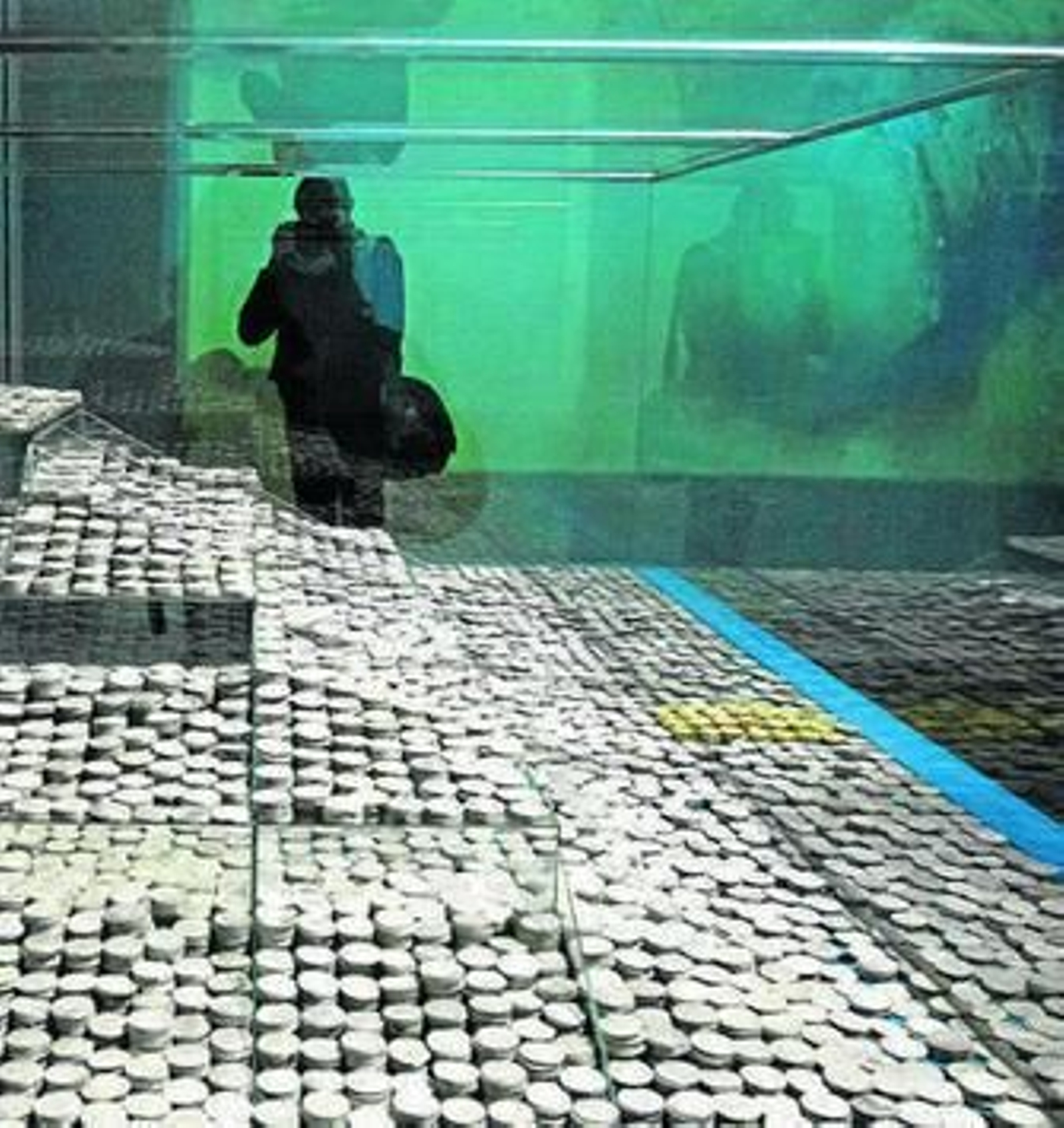 1. Parte de las monedas de plata y oro que la empresa Odyssey quiso expoliar. 2. Réplica exacta de la fragata 'Nuestra Señora de las Mercedes'.