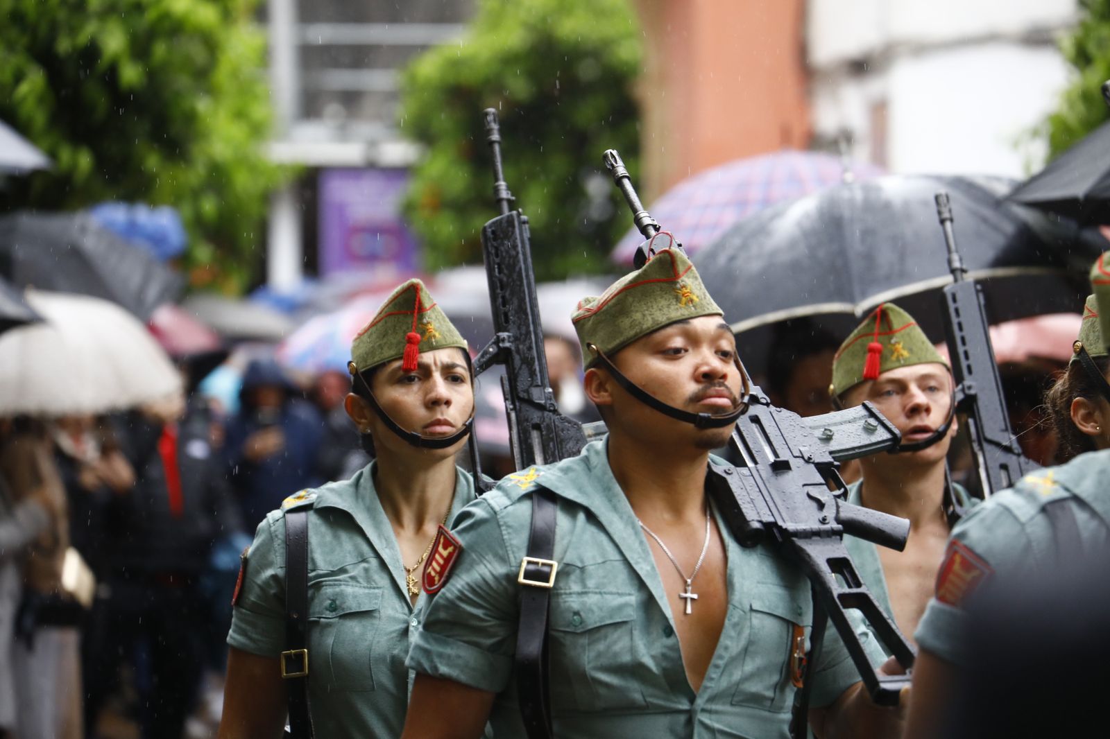Las mejores imágenes del vía crucis de la Caridad de Córdoba con la Legión en este Viernes Santo