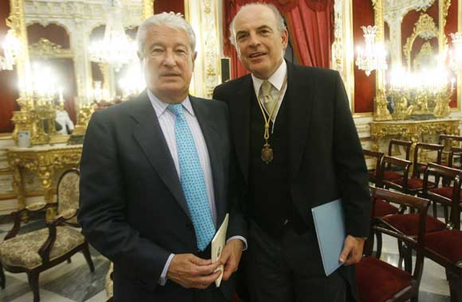Miguel Nuche, presidente del Casino Gaditano, con Rafael Sánchez Saus, rector de la Universidad San Pablo-CEU

Foto: Joaquin Pino
