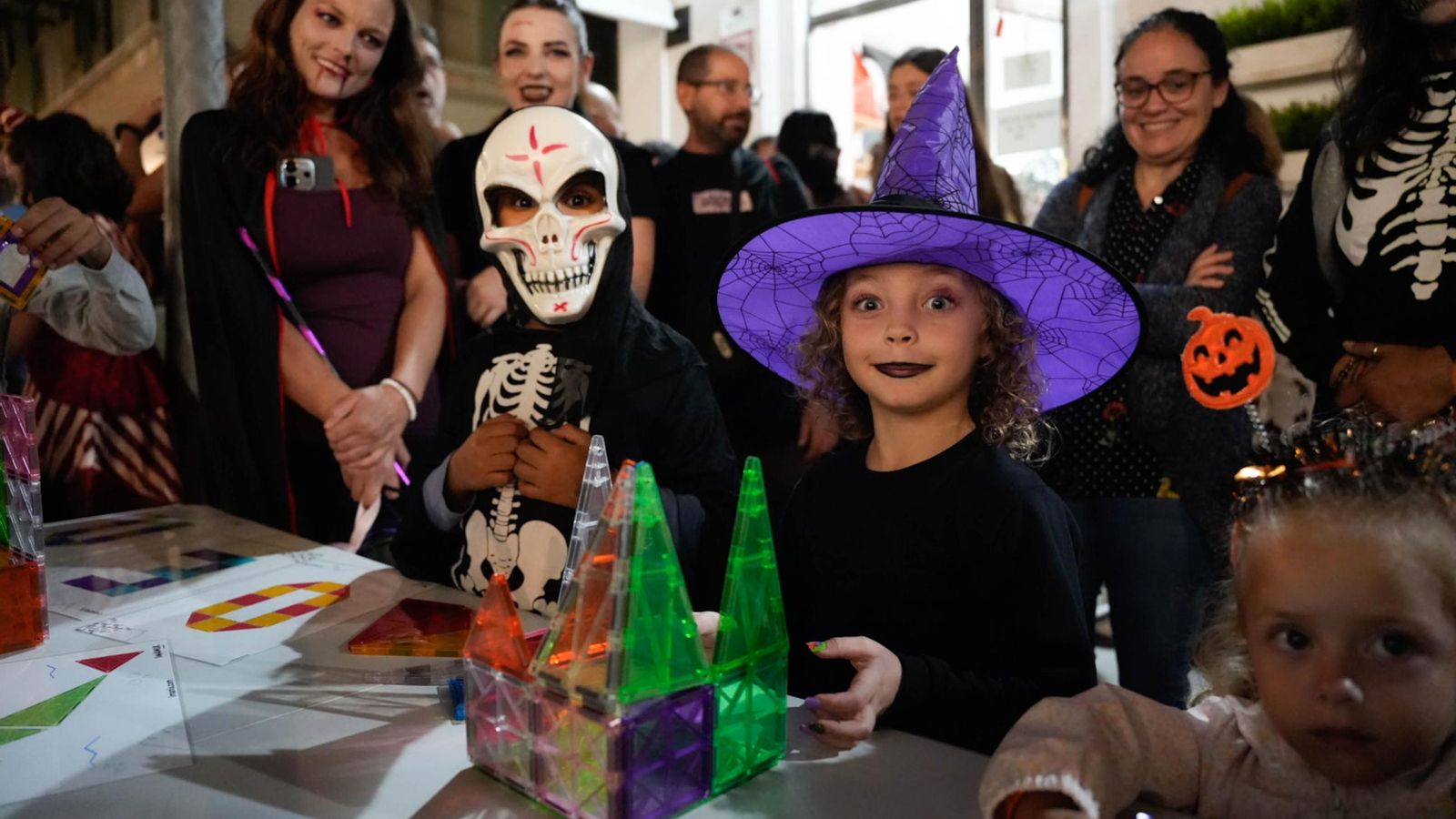 Una niña juega con las construcciones magnéticas en la calle Reyes Católicos.