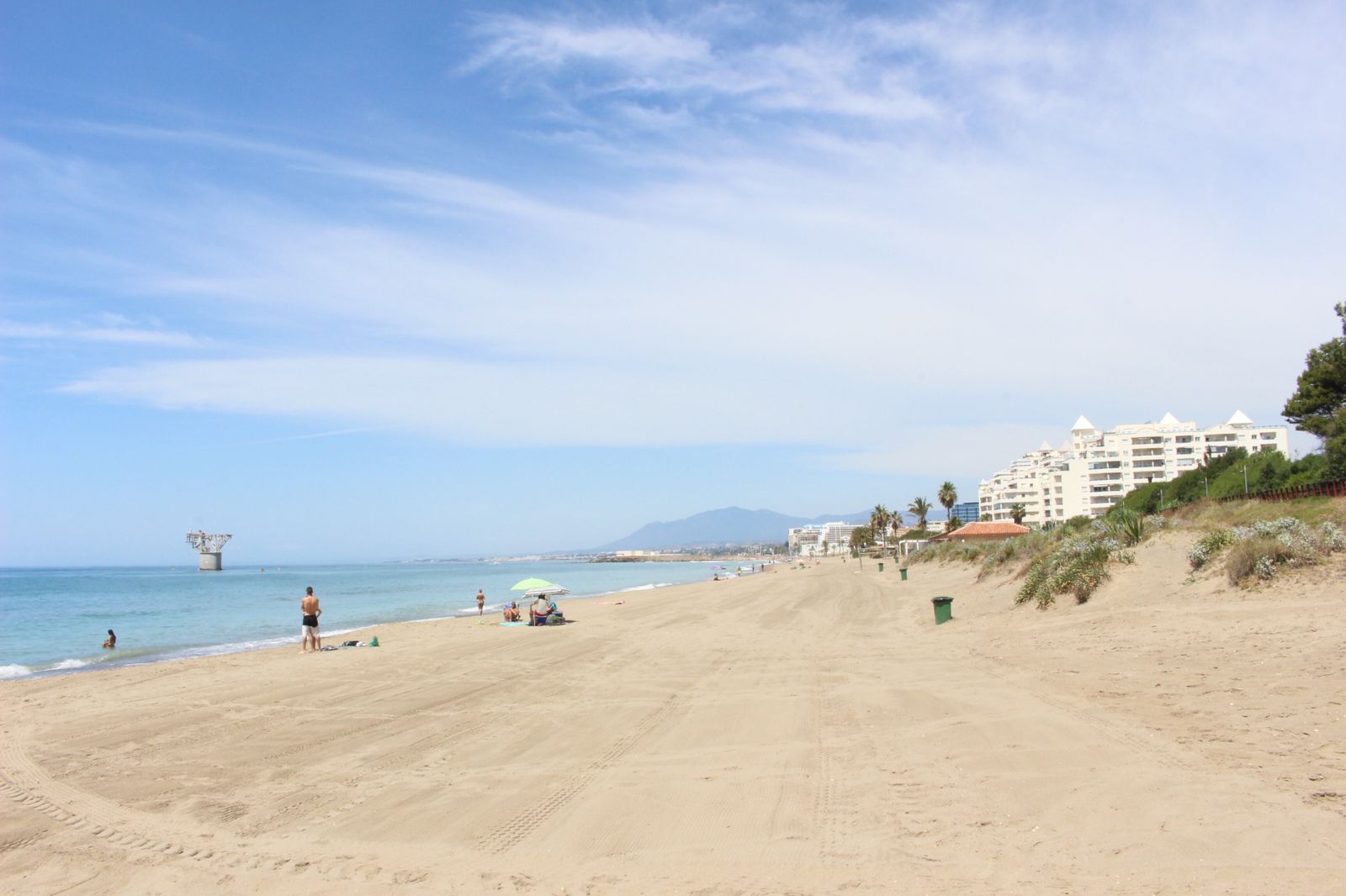 Fotos de las playas de Marbella, con los primeros bañistas de la fase 2