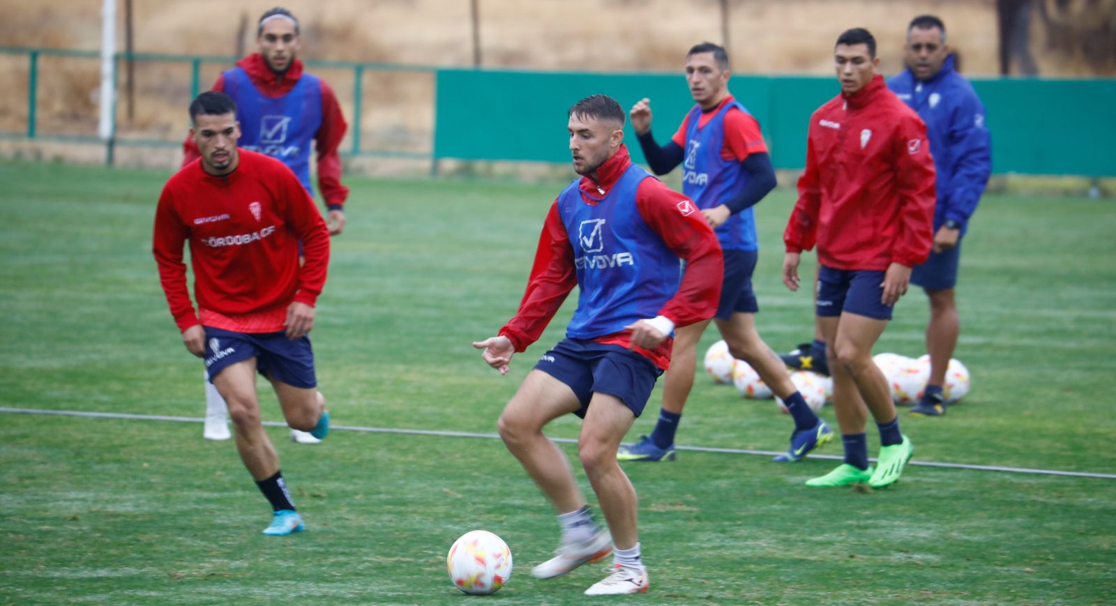 Casas golpea el balón en el entrenamiento del Córdoba CF de este viernes, antes de viajar a Ferrol.