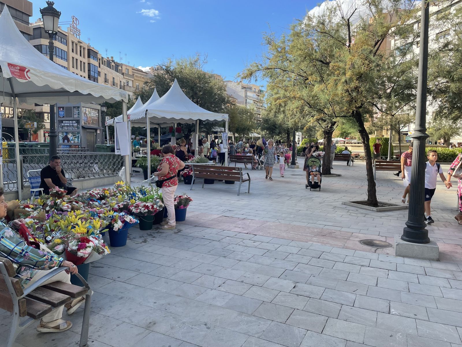 Así estaba el ambiente en la ofrenda floral a la Virgen de las Angustias