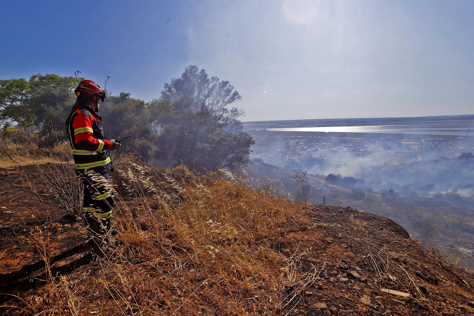 Imágenes del espectacular incendio en las laderas del Conquero