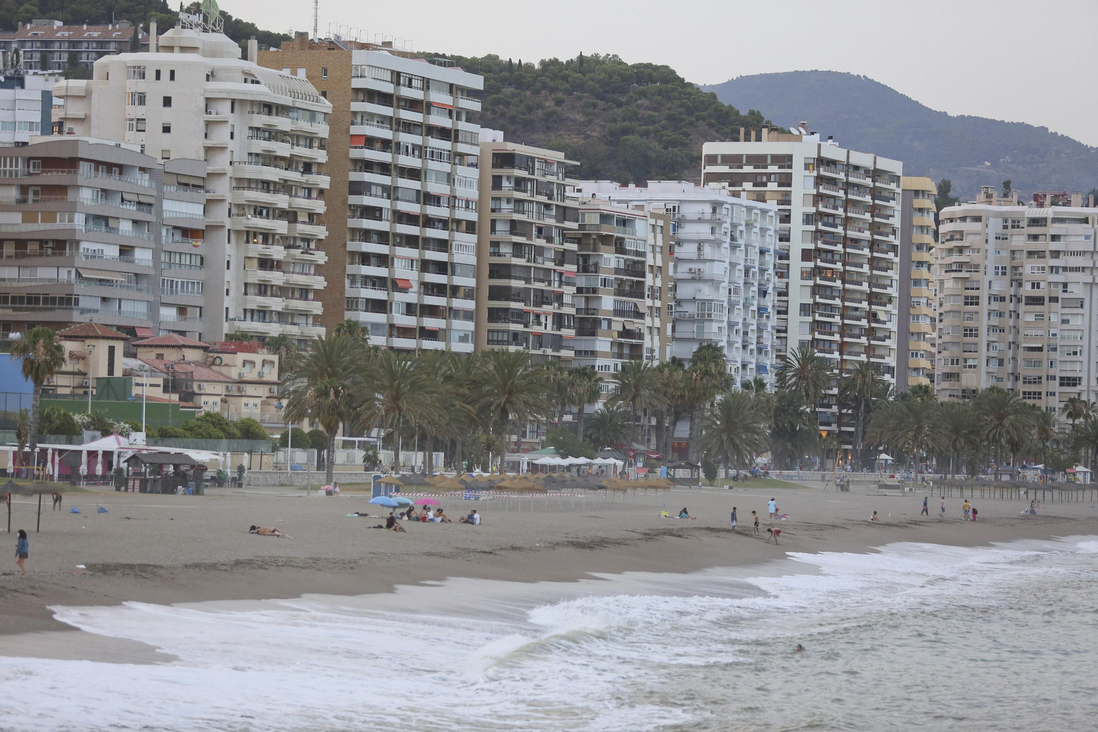 Solitaria noche de San Juan en las playas de Málaga, en fotos