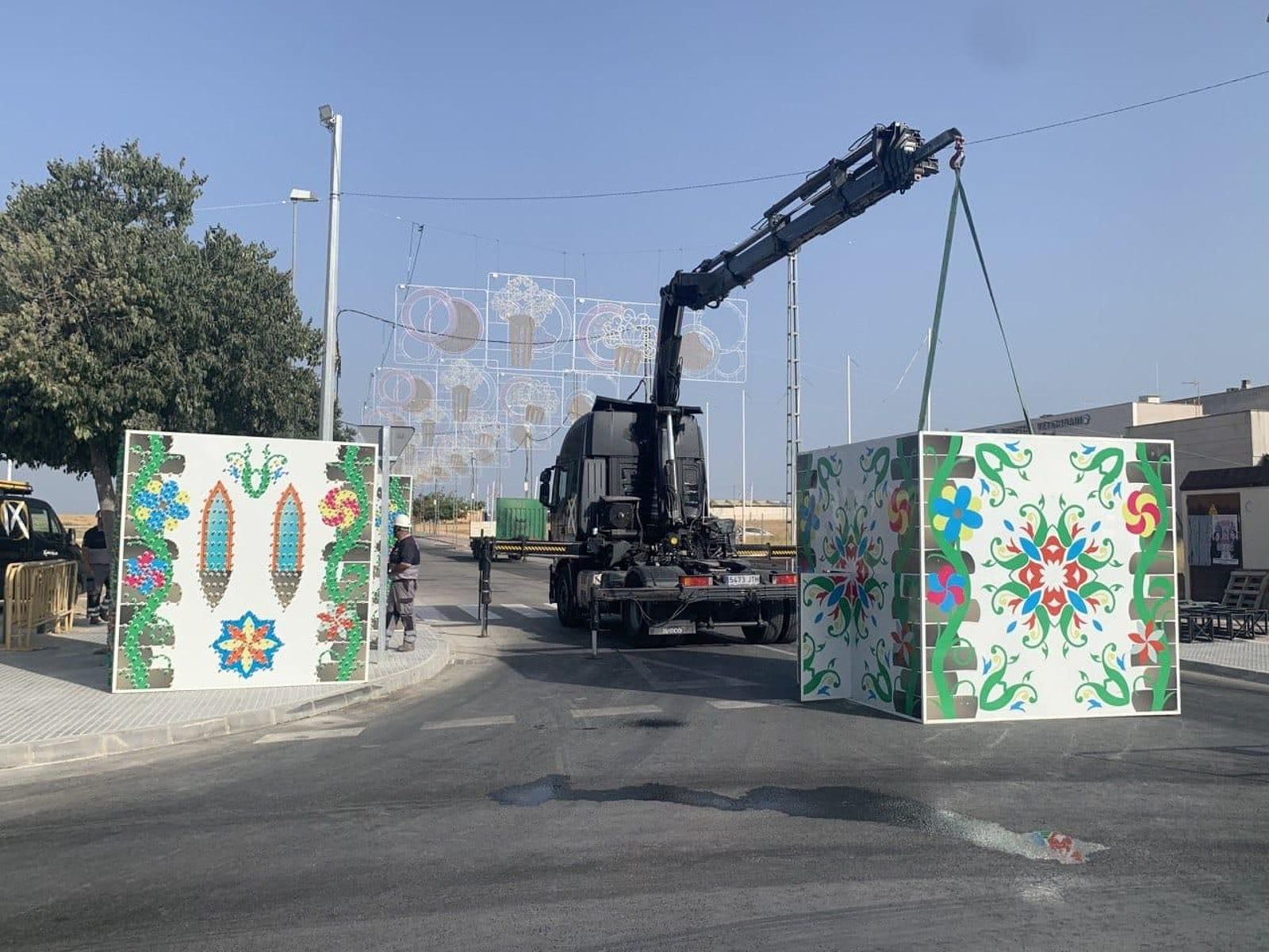 Inicio del montaje de la portada de la Feria Real de Puente Genil.