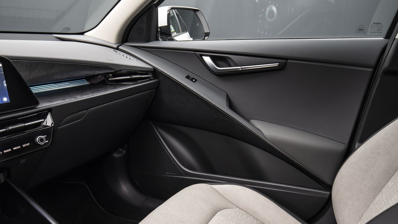 Numerosos elementos del salpicadero están hechos con materiales de origen reciclado, como los paneles de las puertas.