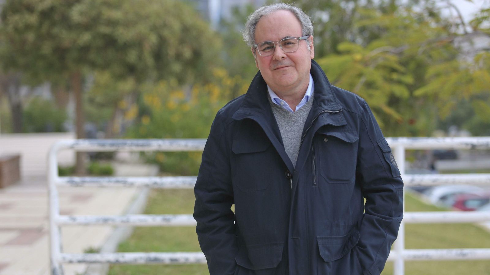 El catedrático, a las puertas de la Facultad de Derecho.
