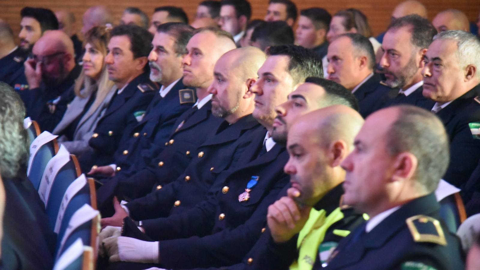 El acto de entrega de distinciones por la festividad del Cuerpo de la Policía Local de La Línea, en imágenes