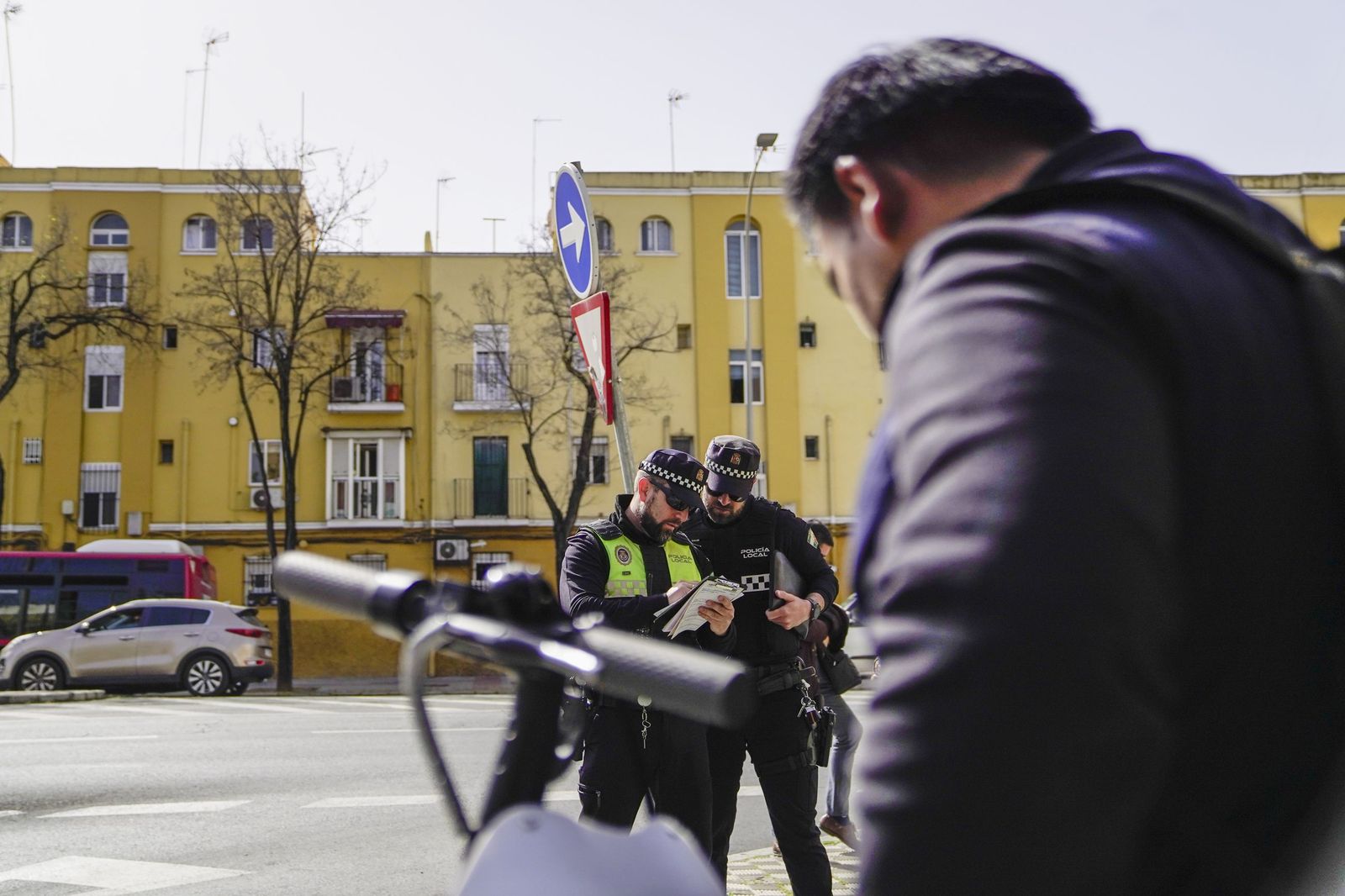 Primer día de multas a los patinetes de Sevilla, en imágenes