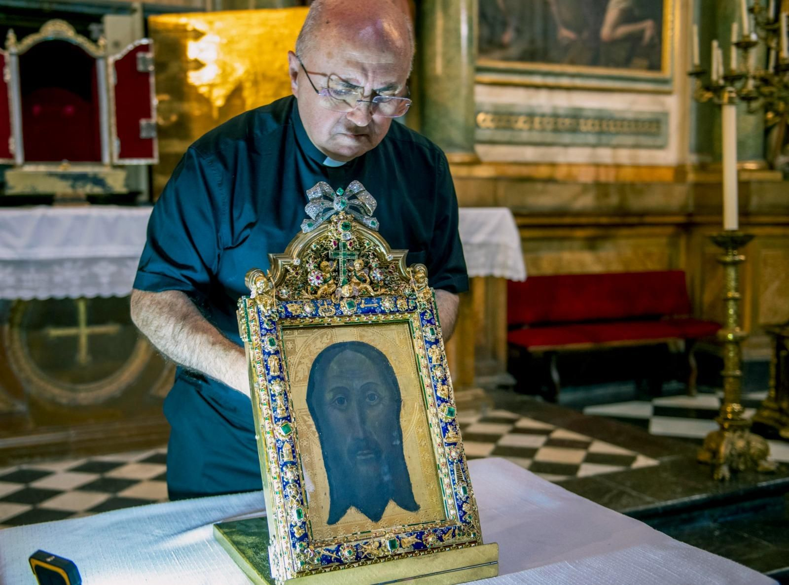 El sacerdote Francisco Juan Martínez Rojas, doctor en Historia de la Iglesia, junto a la reliquia adornada con un marco y piedras preciosas cubierta con una pintura de Cristo. El sacerdote Francisco Juan Martínez Rojas, doctor en Historia de la Iglesia, junto a la reliquia adornada con un marco y piedras preciosas cubierta con una pintura de Cristo.