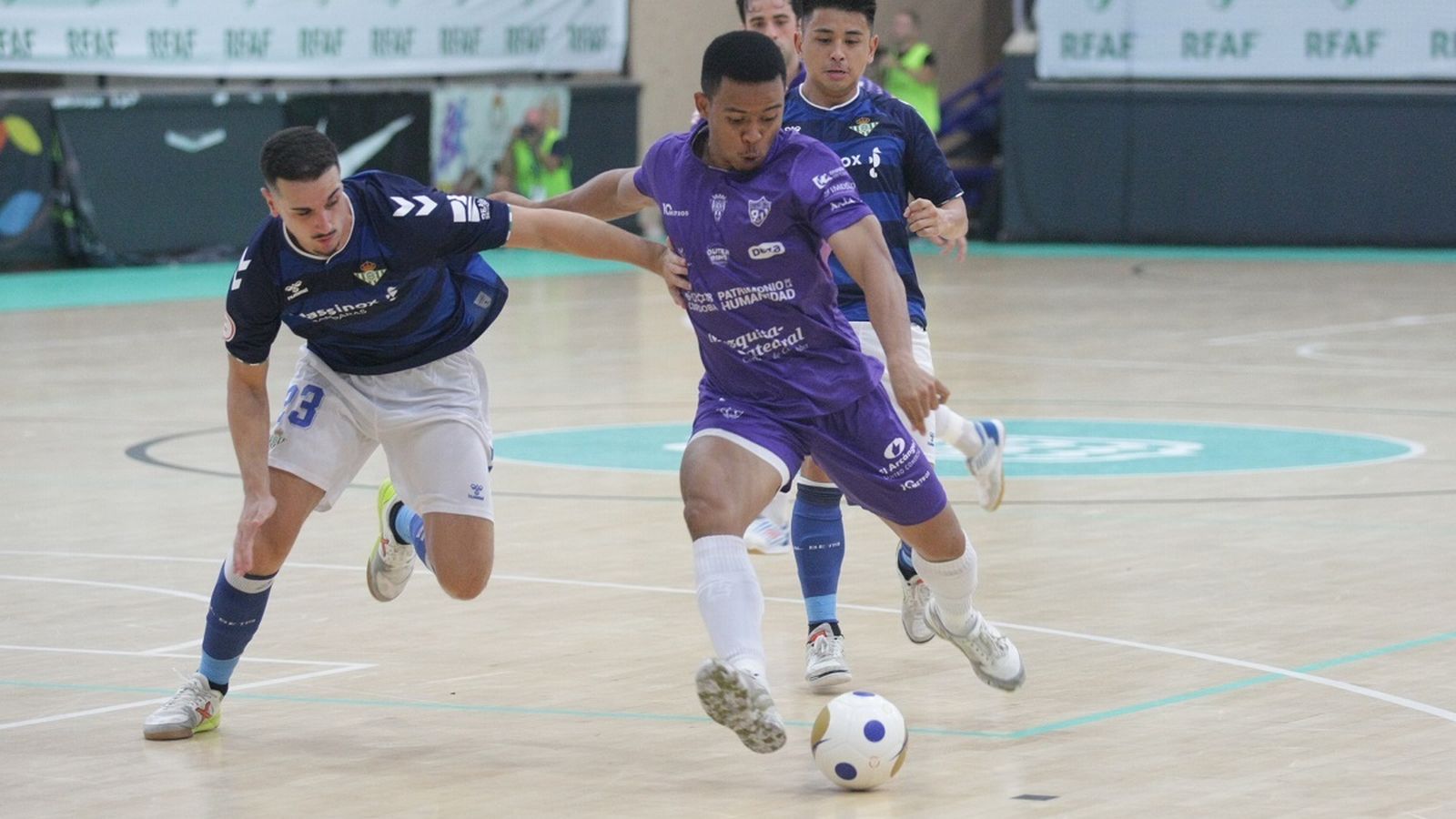 Muhammad es presionado por Piqueras.