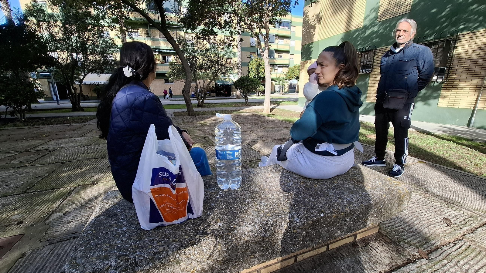 Vecinos de Ciudada Jardín tras comprar garrafas de agua durante el corte