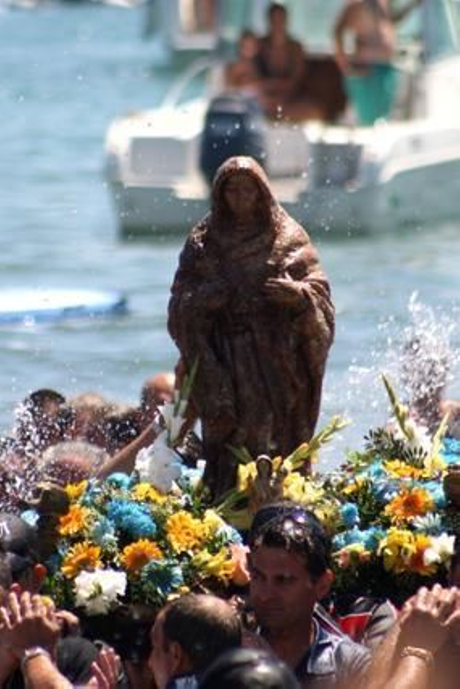 Miles de fieles recibieron con entusiasmo a la imagen en su llegada a la playa.

Foto: Fran Montes