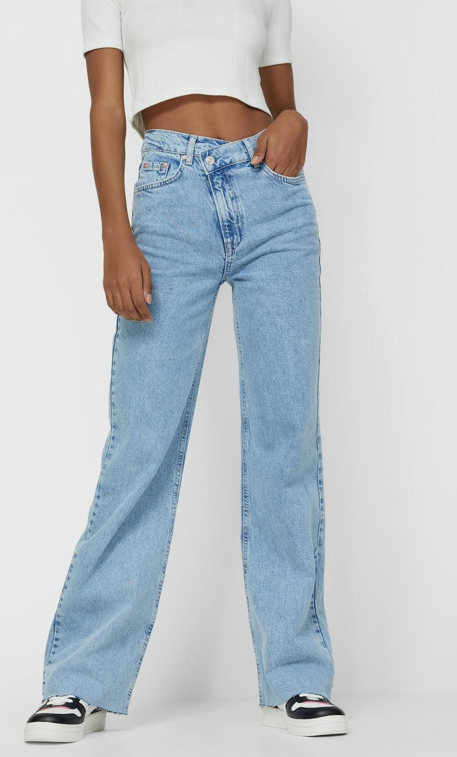 Los vaqueros con cinturilla asimétrica de Stradivarius.