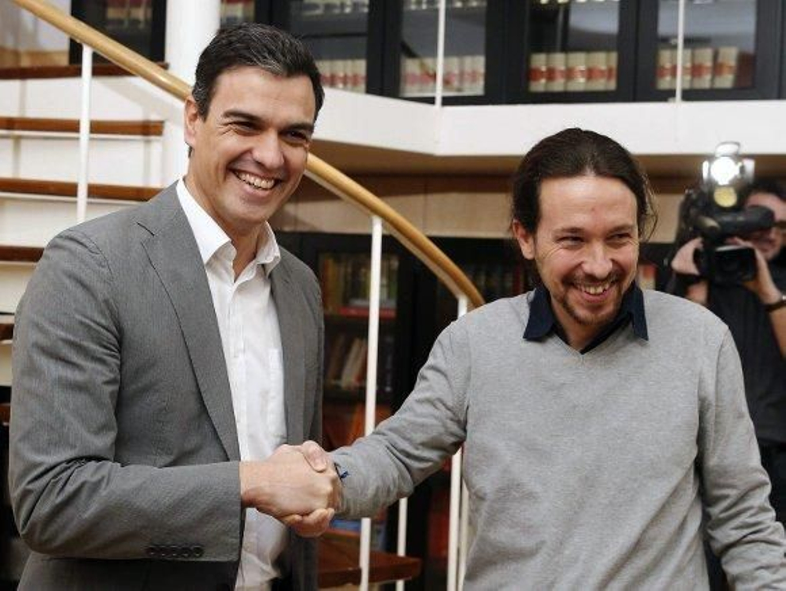 Sánchez dice a Iglesias que seguirá negociando con Ciudadanos Sánchez dice a Iglesias que seguirá negociando con Ciudadanos