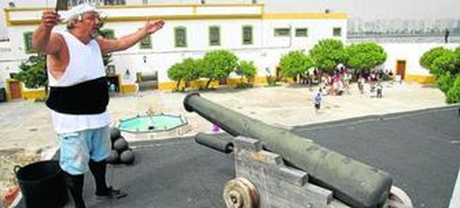 Un miembro de la asociación 'El Castillete de Puntales' interpreta a un obrero que tapa los agujeros provocados por los cañonazos de los franceces.