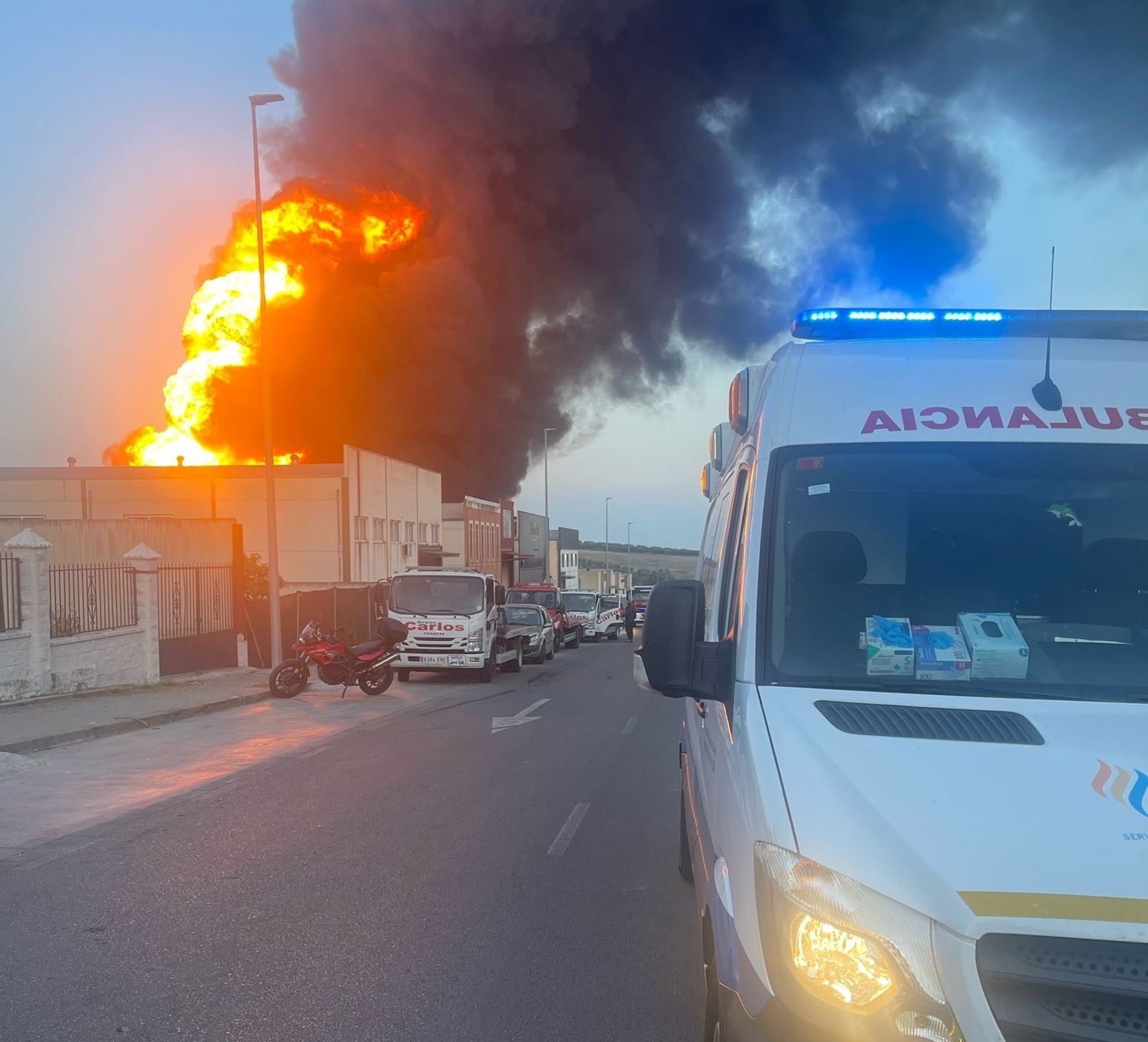 Extinguido el gran incendio que ha arrasado una fábrica de aceite de Lucena