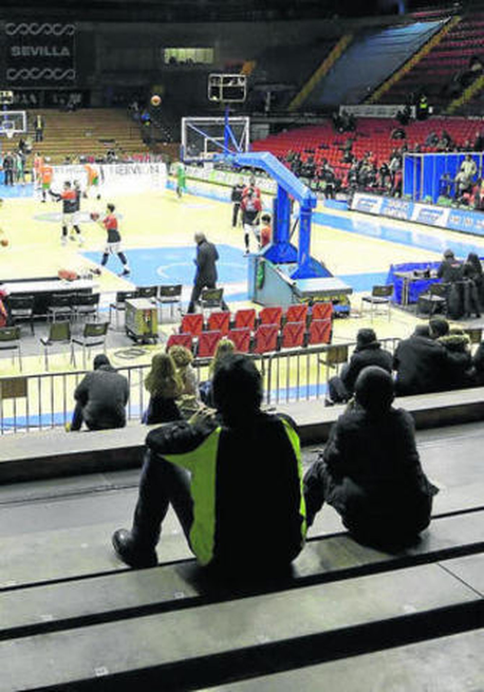 Aficionados asisten a San Pablo antes del inicio de un encuentro.