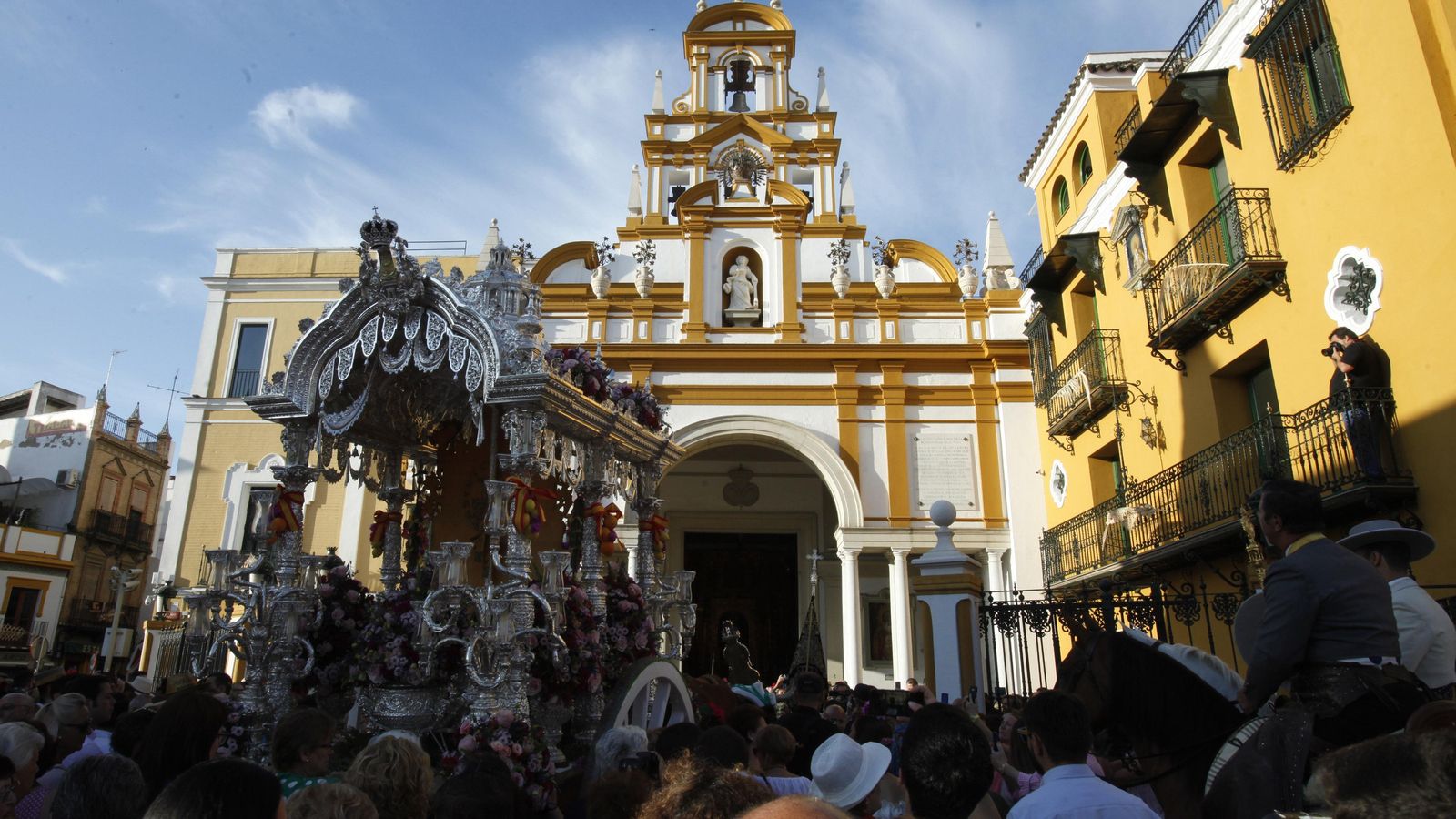 Salida de la Hermandad del Rocío de la Macarena en 2019.