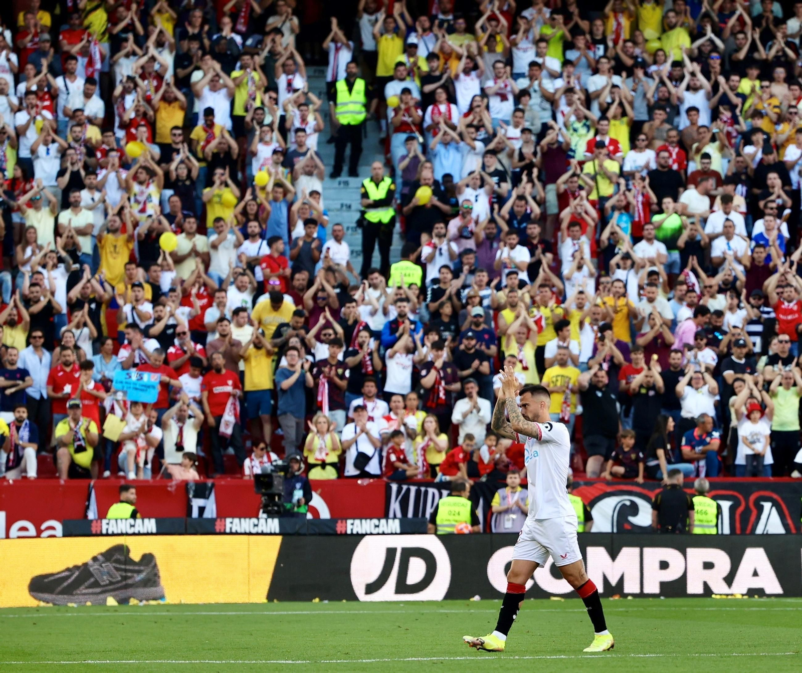 Suso saluda a un Sánchez-Pizjuán puesto en pie para despedirlo.