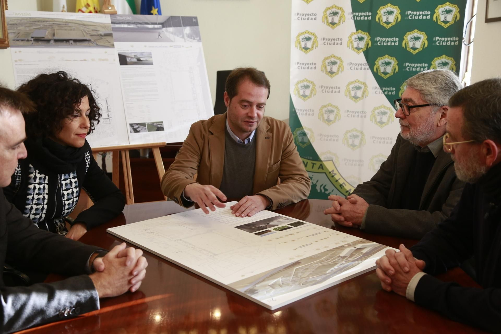 La edil de Ordenación del Territorio y el alcalde de Mairena, con dos de los arquitectos que firman el proyecto.