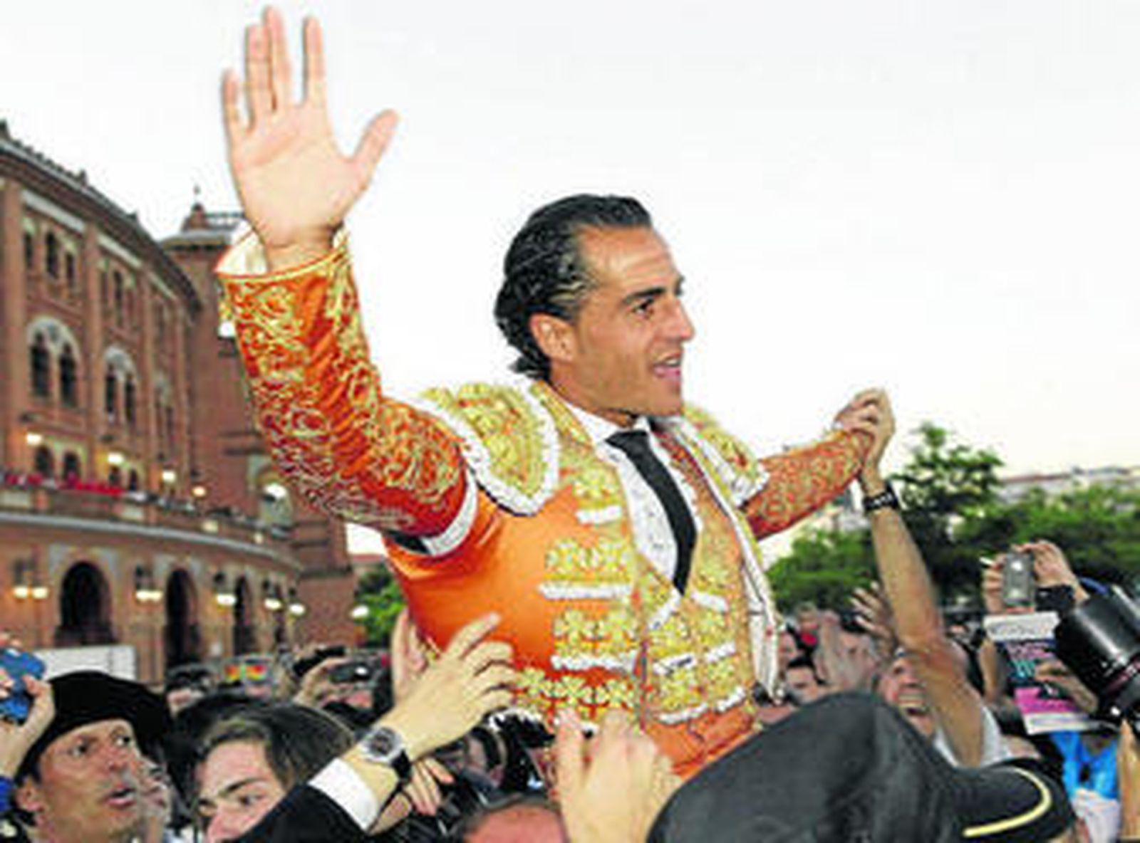 Iván Fandiño, en su salida a hombros por la puerta grande de Las Ventas.