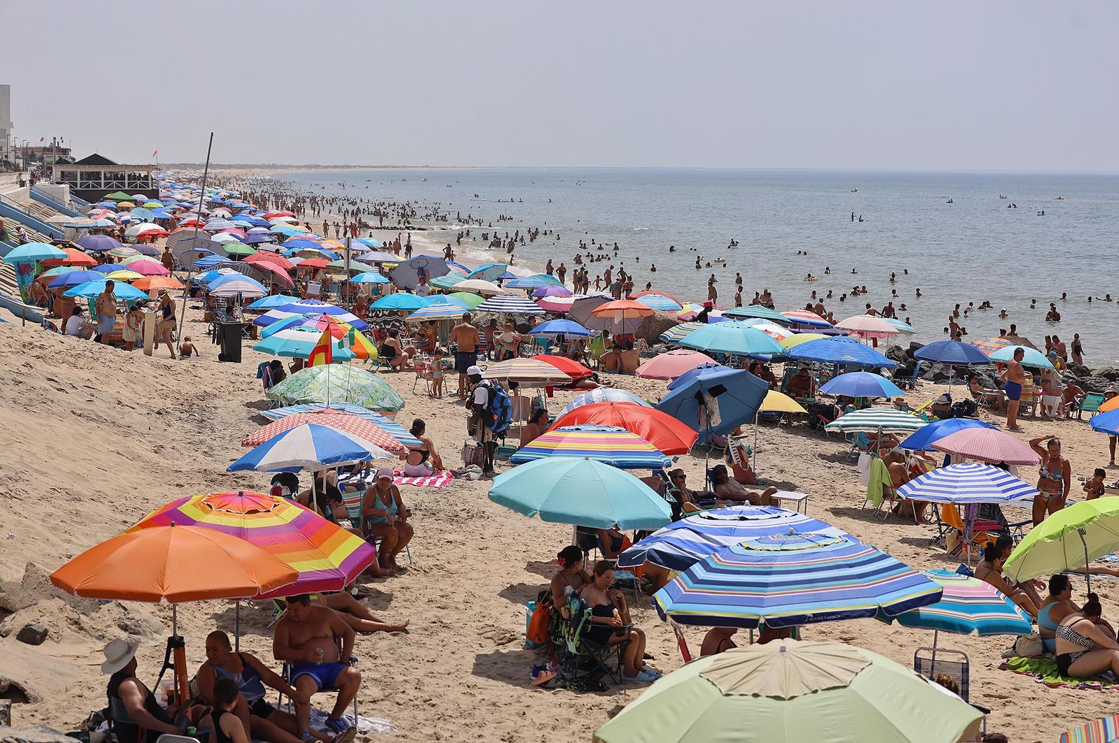 Imágenes del caluroso día en la playa de Matalascañas