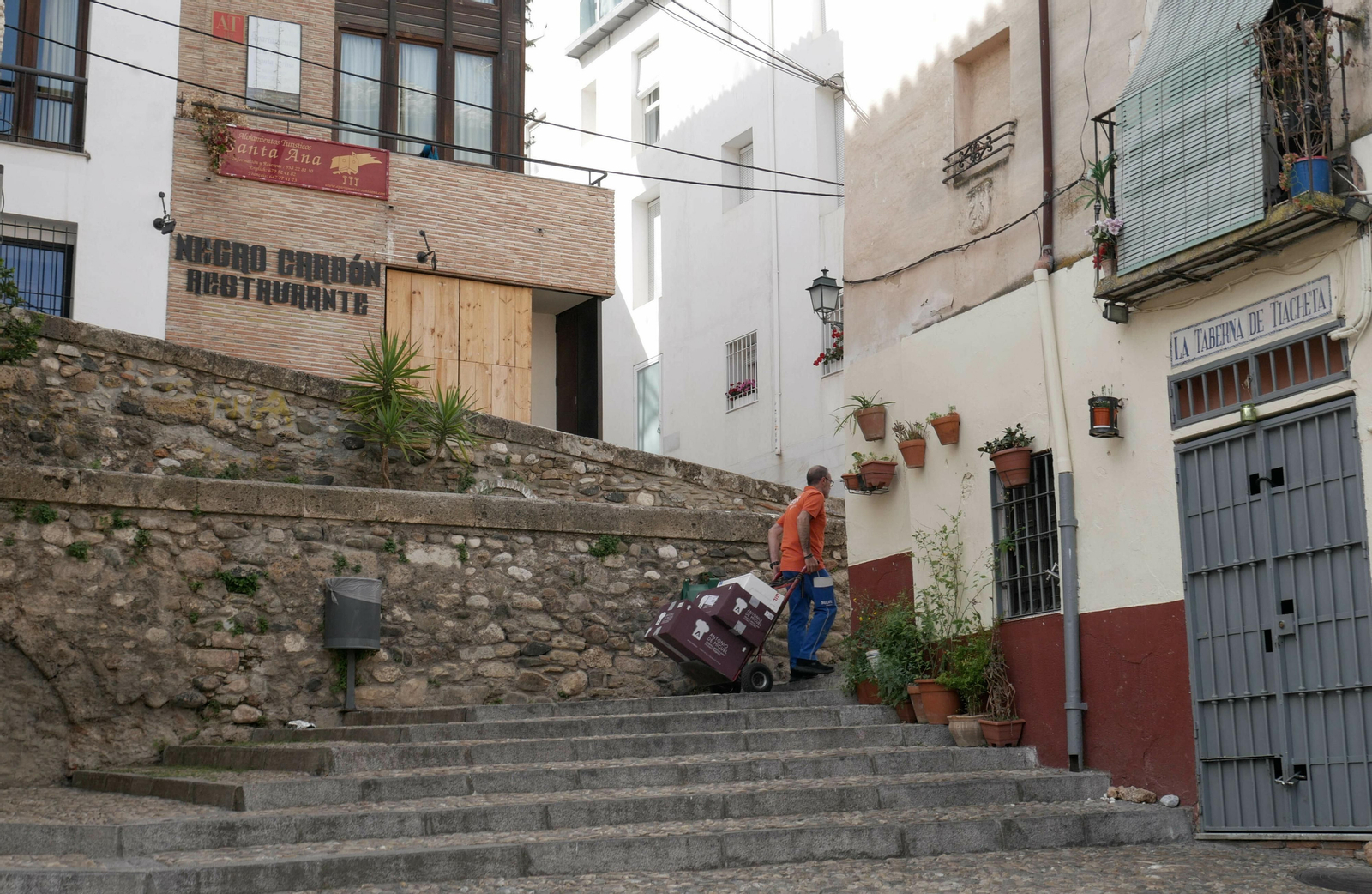 En la barriada de La Churra, los repartidores tienen que subir el género a pulso