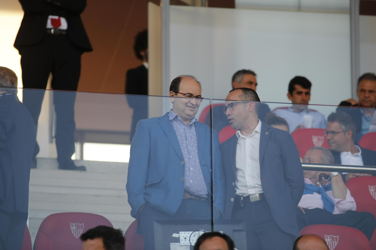 Castro, con Jesús Márquez, de la Federación de Peñas, ante Álvarez, Gallardo y Caparrós al fondo, viendo al filial.