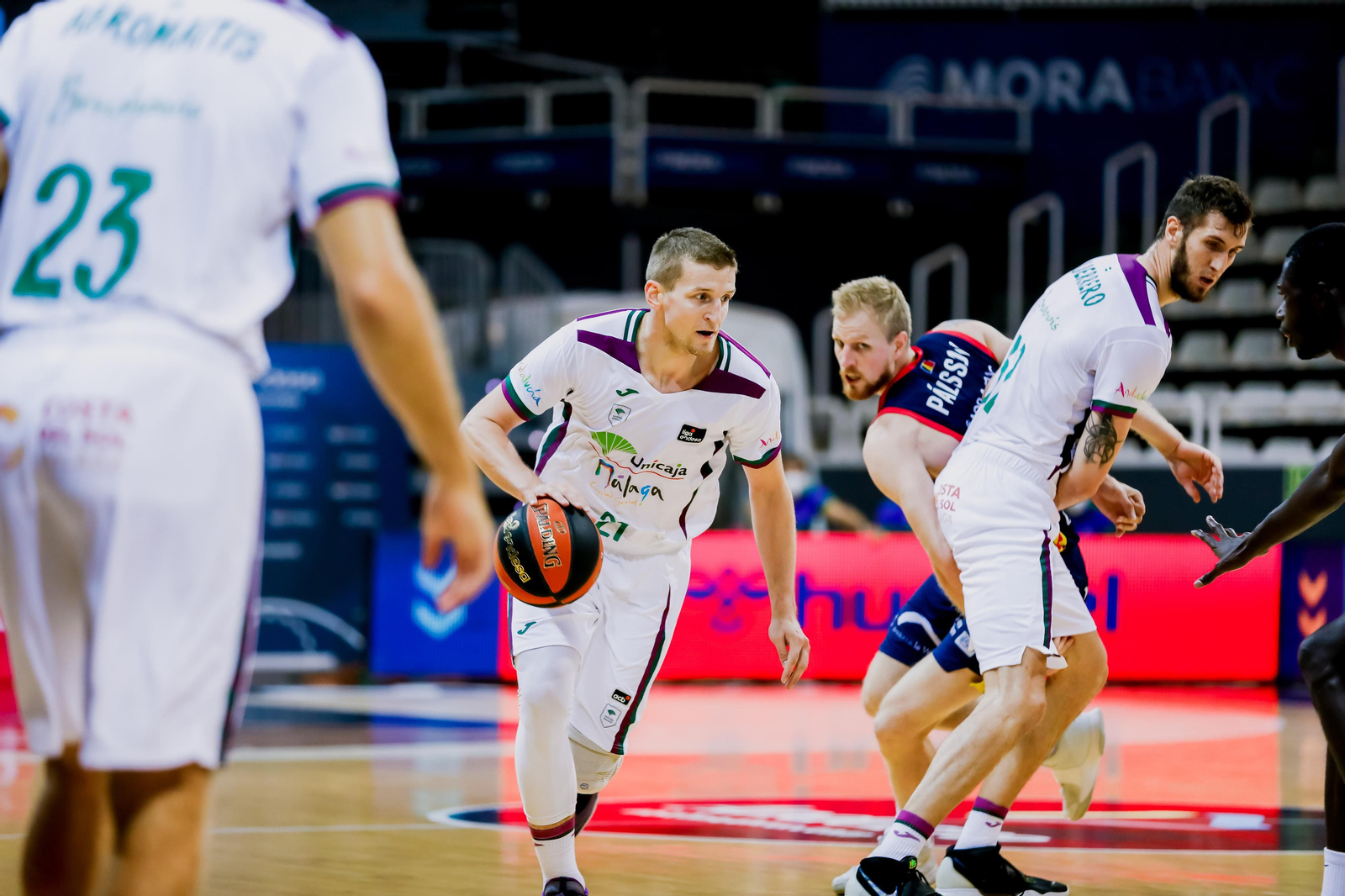 Haukur Palsson trata de pasar el bloqueo de Rubén Guerrero para defender a Waczynski.