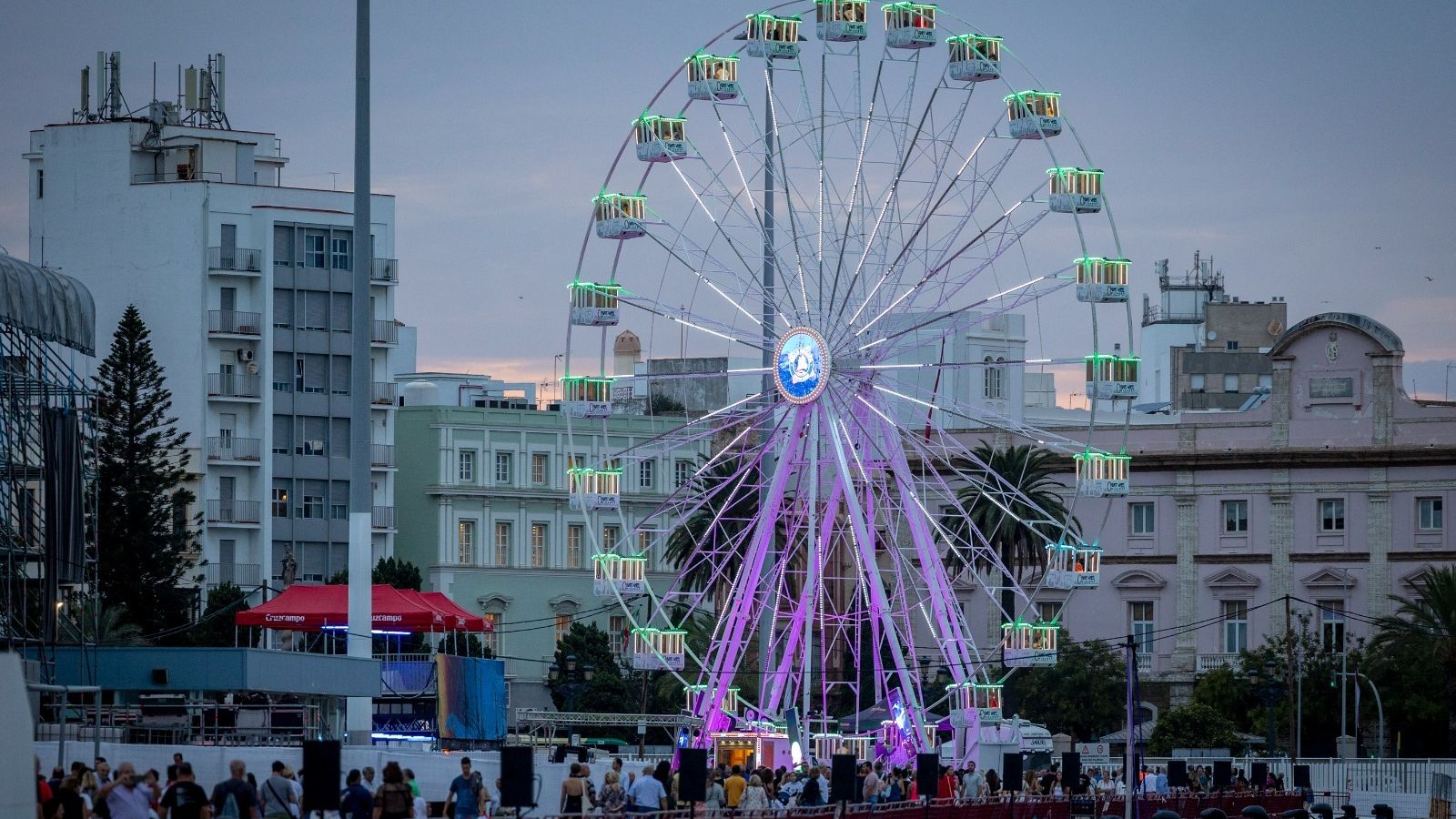 La noria instalada en el parque temático de la Gran Regata.