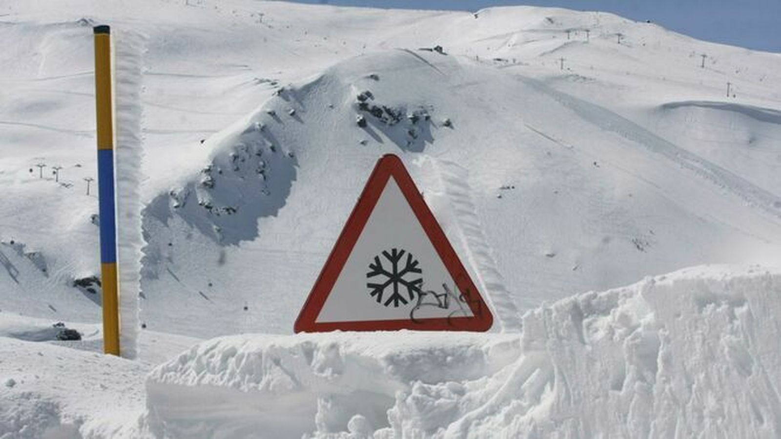 Primeros efectos de la borrasca Gloria en Granada: cortado el acceso a la Hoya de la Mora
