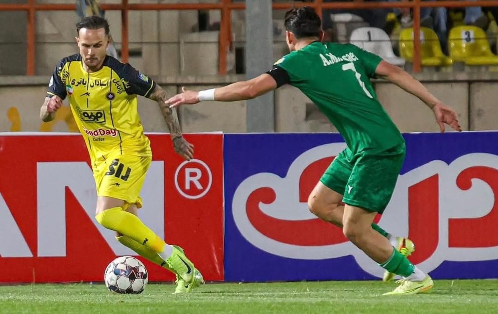 Iván Sánchez, en un partido con el Sepahan SC.