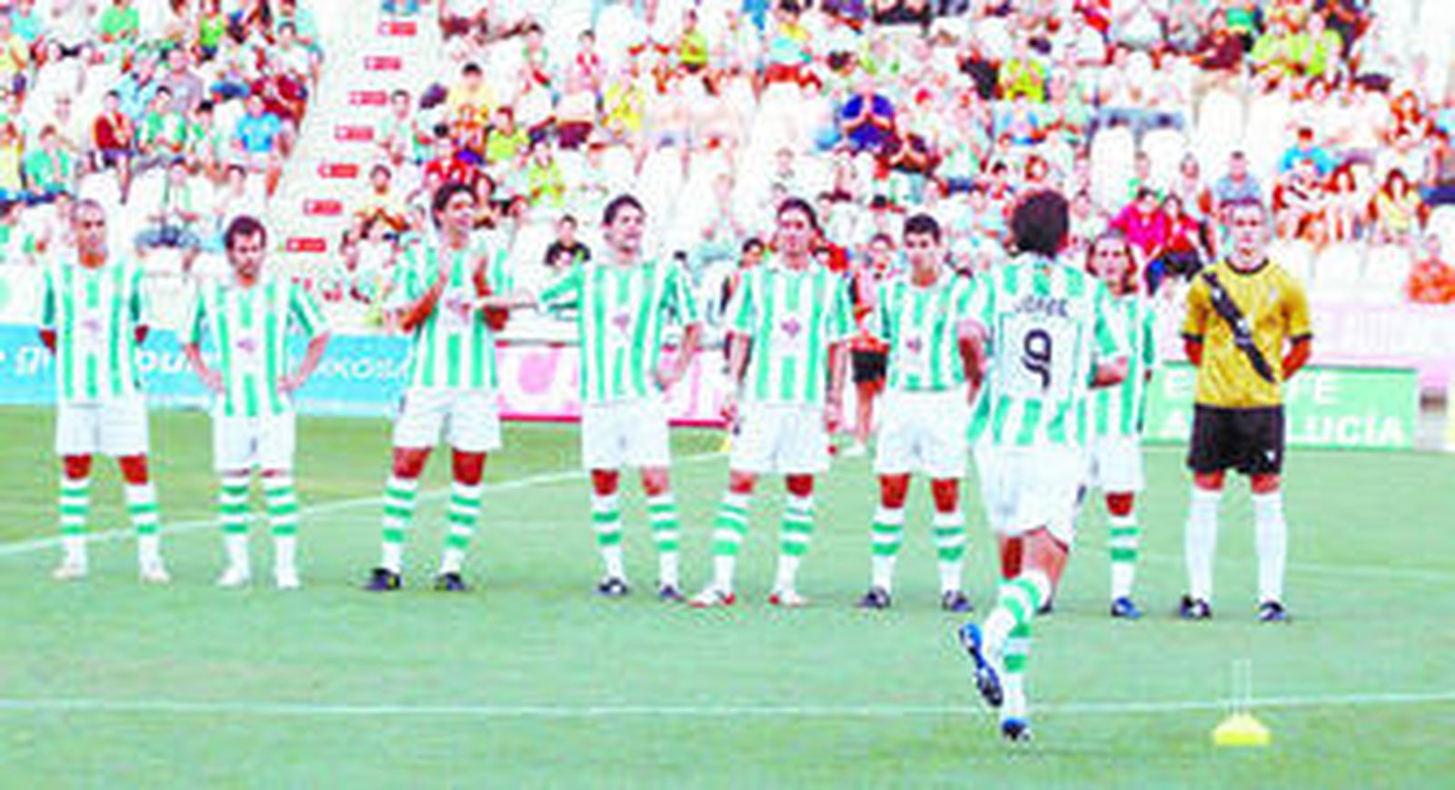 Yordi salta al césped de El Arcángel en la presentación oficial del Córdoba 08-09.