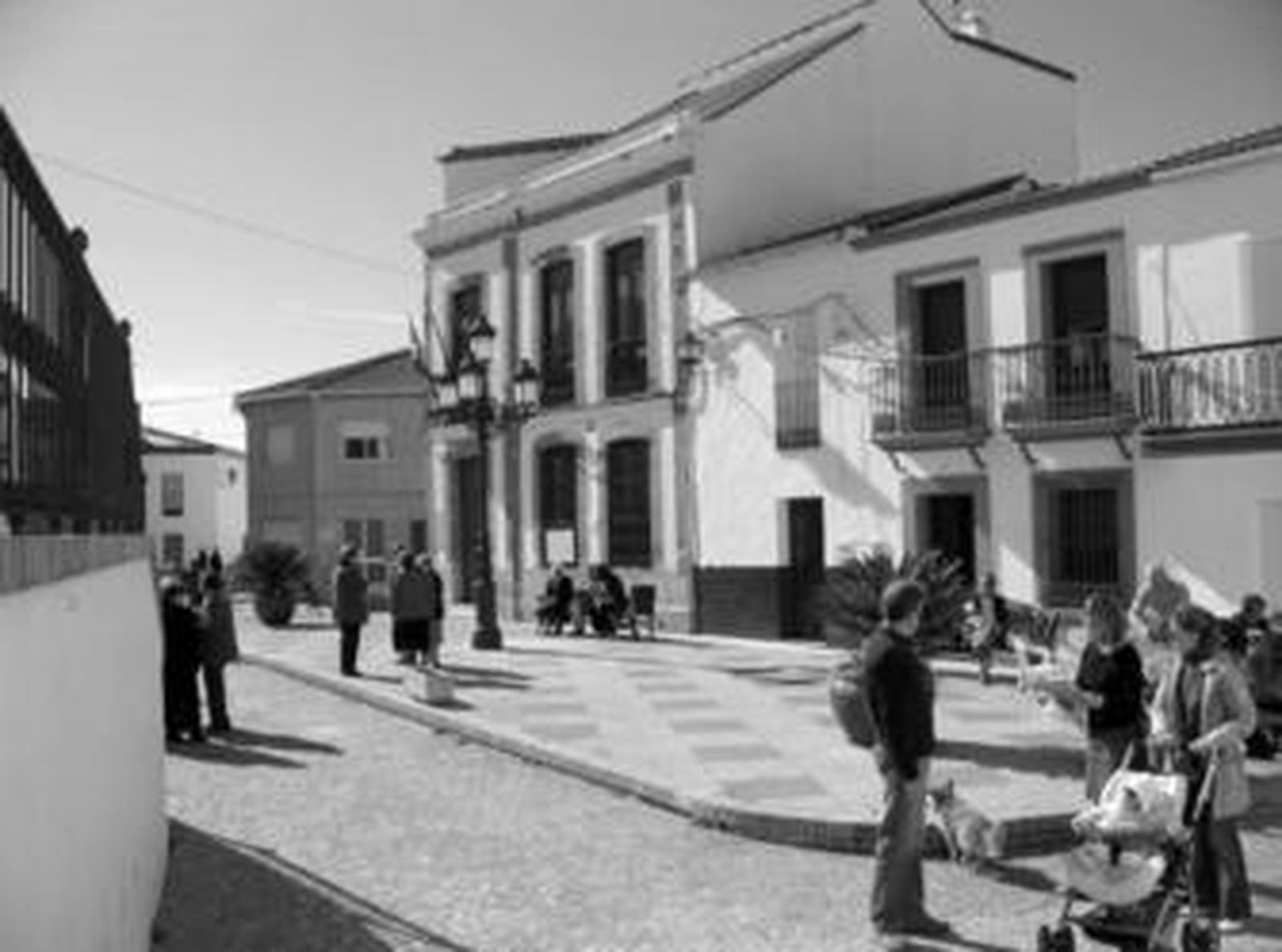 Los vecinos de Berrocal, en una de las plazas de la localidad donde se encuentra el Ayuntamiento.
