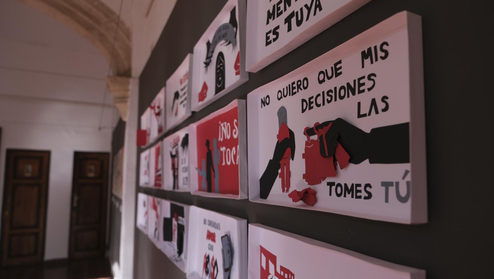 ¿Eres + machista o + racista?, exposición en la Escuela de Artes de Almería, en imágenes