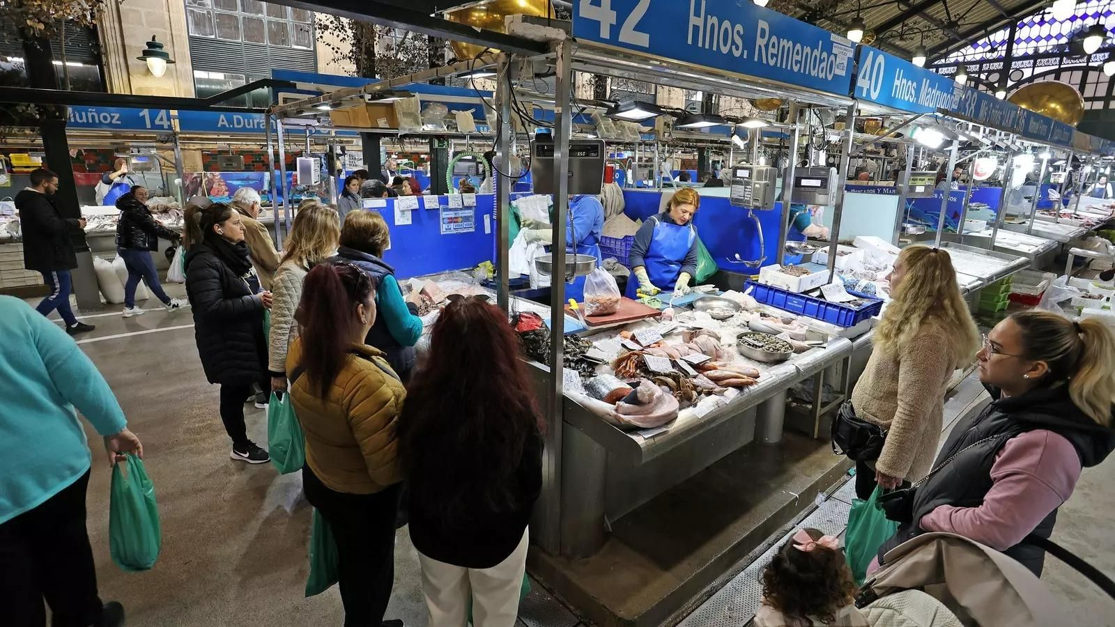 Puestos de pescado en un mercado central de abastos.